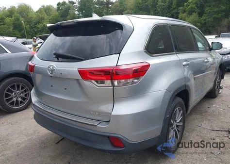 2018 Toyota Highlander Xle z USA, uszkodzony, nr VIN 5TDJZRFH1JS555419